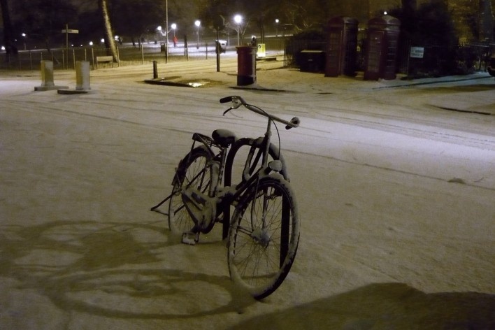 Bicicleta estacionada sob a neve, proóxima ao parque de Primrose Hill. Londres, Inglaterra, fevereiro 2009<br />Foto Francisco Alves 
