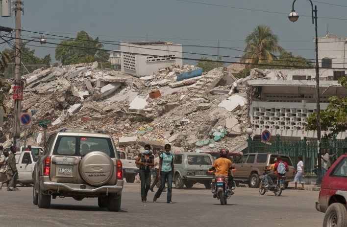 Porto Príncipe, Haiti, 2010. A população tenta retomar a vida com os escombros compondo a paisagem da cidade<br />Foto Alyson Montrezol 