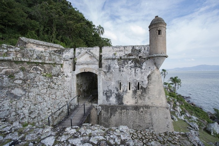 Fortaleza de Santo Antônio, Ilha de Ratón Grande, Florianópolis<br />Foto Ronaldo Azambuja 