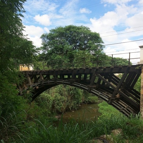 Ponte de madeira sobre riacho na Fazenda Ipanema em Iperó SP<br />Foto Bianca Siqueira Martins Domingos 