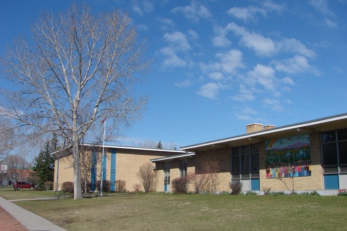 Edifício da escola de ensino fundamental. Tour por Brentwood, AB, Canadá<br />Foto Octavio Lacombe 