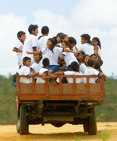 Saída da aula da escola-modelo da cidade, onde quase todos os estudantes são indígenas. Nessa escola estudam os alunos das famílias contrárias à demarcação contínua da Terra Indígena Raposa/Serra do Sol, Uiramutã RR<br />Foto Tuca Vieira 