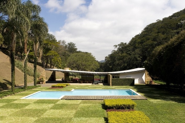 Casa Cavanelas, Petrópolis RJ, 1954, arquiteto Oscar Niemeyer<br />Foto Leonardo Finotti 