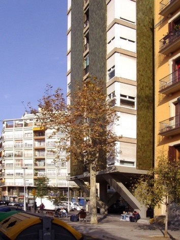 El edificio Mediterráneo visto desde la calle Conde Borrell<br />Foto Nicolás Sica Palermo 