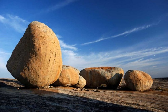 Foto 5 - Um dos inumeráveis grupos de rochas com volumetria e forma variada