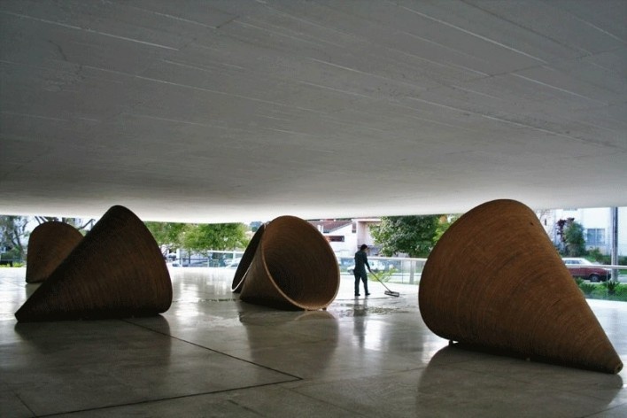 Área externa do Museu Oscar Niemeyer, próxima das lojas<br />foto Lygia Nery 
