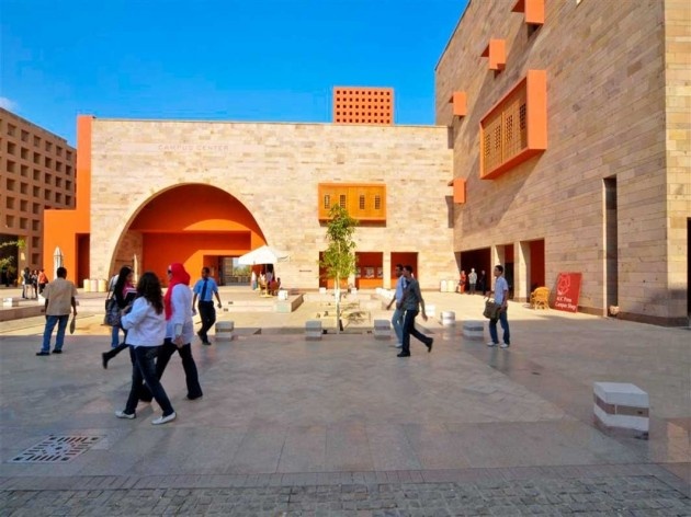 Novo Campus da Universidade Americana no Cairo. Bloco projetado pelo escritório Legorreta+Legorreta<br />Foto Barry Iverson 