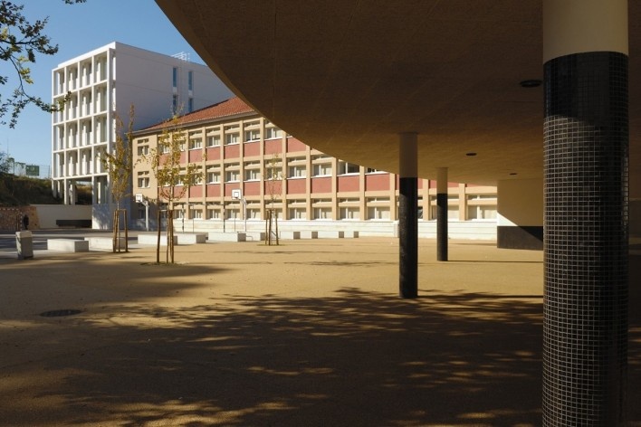 Escola Marquesa de Alorna, vista do pátio da escola a partir do novo recreio coberto, Lisboa, 2008-2012<br />Foto Laura Castro Caldas & Paulo Cintra 