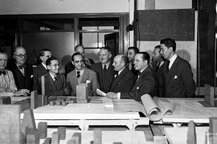 Oscar Niemeyer, ao centro, e a equipe de projeto da sede das Nações Unidas, Nova York, 1940; equipe de nove arquitetos internacionais, incluindo Le Corbusier à esquerda<br />Foto divulgação  [United Nations Archives]