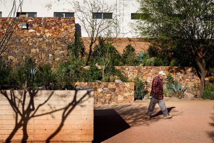 Patio Fresnos, Nacozari de Garcia, Sonora, Mexico, 2014. Architects Jorge Ambrosi and Gabriela Etchegaray (authors) / Ambrosi Etchegaray<br />Foto/photo Rafael Gamo 