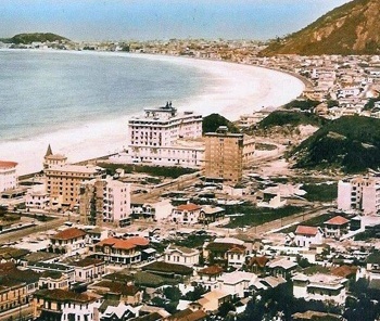 Hotel Copacabana Palace em cartão postal dos anos 1930: expansão urbana e verticalização no entorno
