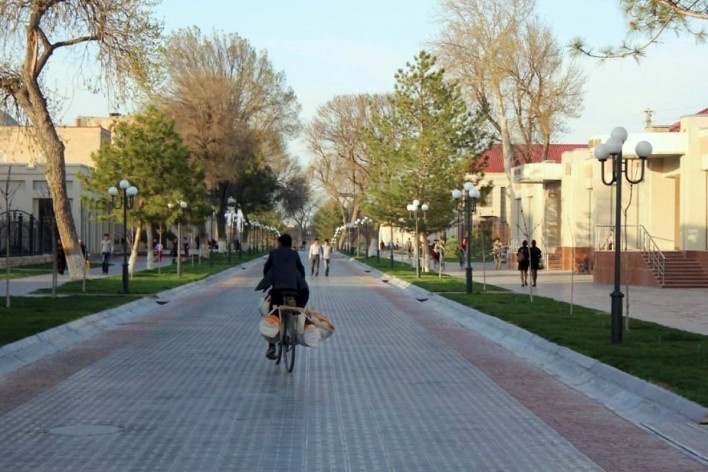 Vista da Rua Tashkent, nas proximidades da mesquita Bibi-Khanym, em Samarkand. O boulevard foi recentemente aberto, dividindo a cidade antiga em duas e escondendo-a atrás de novas fachadas neoclássicas<br />Foto José Júlio Rodrigues Vieira 