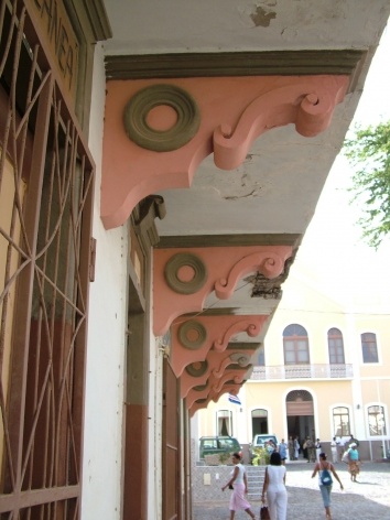 Detalhes arquitetônicos em rua de Mindelo<br />Foto Paula Janovitch 