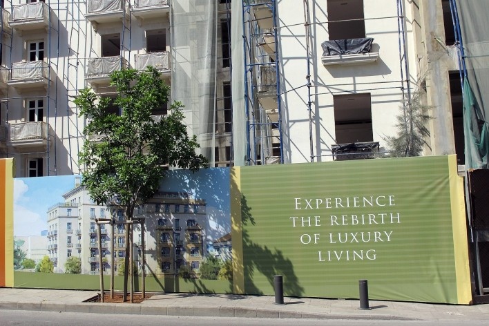 Tapumes e construções em downtown: entre projetos nacionais e internacionais, os slogans de novas formas de viver e de morar<br />Foto Bianca Antunes 