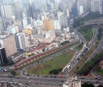 Vista aérea de São Paulo: complexo viário Avenida Radial Leste e 23 de Maio<br />Foto Geraldo Nunes 