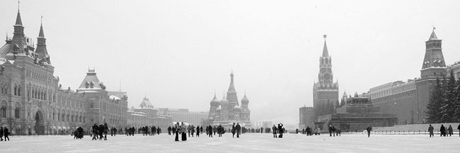 Praça Vermelha. Ao fundo, a Catedral de São Basílio; à direita, o muro do Kremlin.  [Foto Tuca Vieira/Folha Imagem]