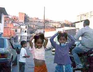 Foto 15 – Crianças na favela São Remo<br />Foto Flávio Higuchi 