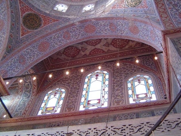 A luz entra através de uma das abóbodas e de vitrais da Mesquita Azul. rebate nos azulejos e cria uma iluminação azulada no interior do templo<br />Foto Lu Cury 