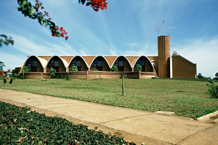 Residência dos Padres Claretianos, Batatais SP Brasil, 1984. Arquitetos Affonso Risi e José Mario Nogueira<br />Foto José Carlos Fioretto, 1985 