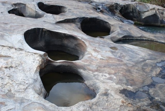 Cavidades na rocha no rio Itinga<br />Foto Fabio Lima 