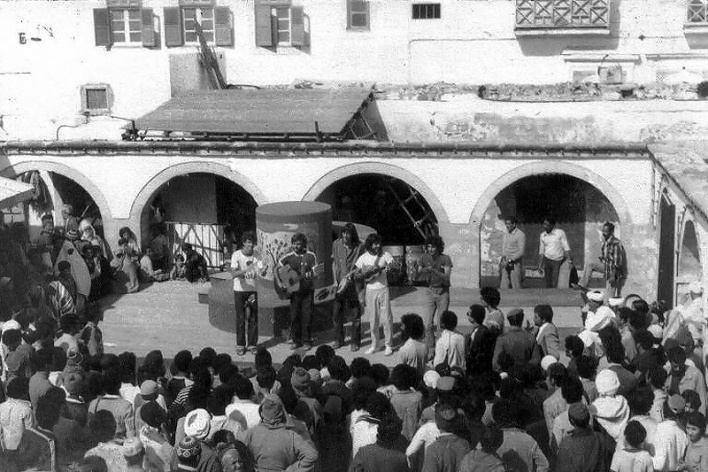 Xoro Roxo se apresentando em Essauira, Marrocos, 1980<br />Foto divulgação 