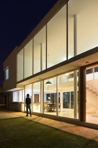 Vale do sol house, windows facing the the yard. Marcos Franchini<br />foto Gabriel Castro 