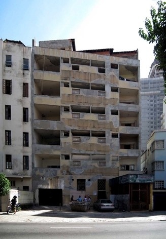 Edifício moderno na Avenida Angélica, do arquiteto Julio Abreu, visto do Minhocão<br />Foto Victor Hugo Mori 