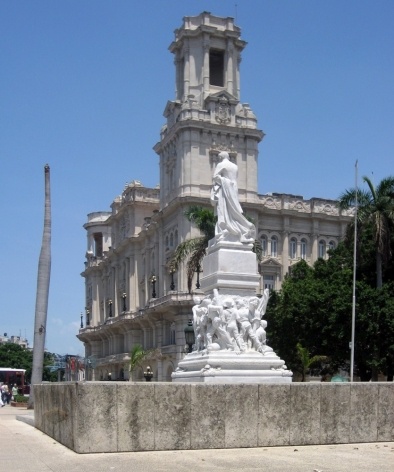 Monumento a José Martí e Centro Asturiano, no Parque Central, anos 1920/30. Havana Centro<br />Foto Roberto Segre 