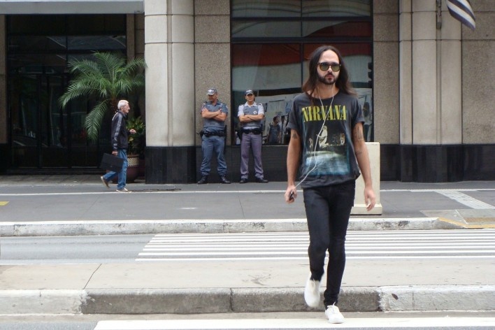 "Nirvana”, camiseta de jovem ouvindo música, São Paulo<br />Foto Valdir Zwetsch 