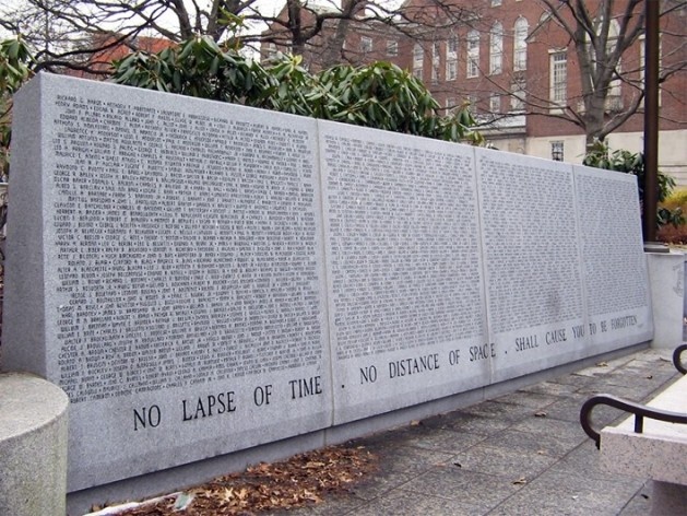 Monumento em Providence RI, muro com nomes das vítimas americanas. Inscrição: “Nenhum lapso de tempo, nenhuma distância no espaço fará você ser esquecido”<br />Foto Eliane Lordello, jan. 2010 