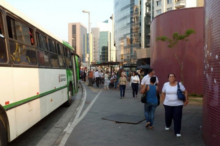 Ponto de ônibus, Largo da Batata, São Paulo<br />Foto Michel Gorski 