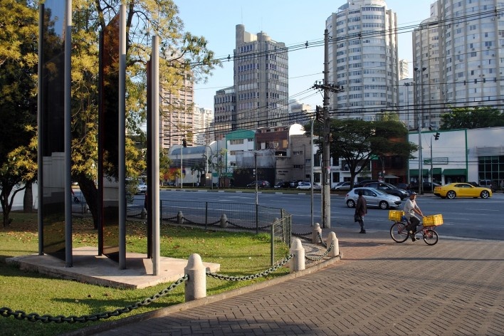 Oficina de desenho urbano MCB, jardim frontal ao museu e ciclista trafegando sobre a calçada, São Paulo, 2011<br />Foto Eduardo Miller e Felippe Bazani 