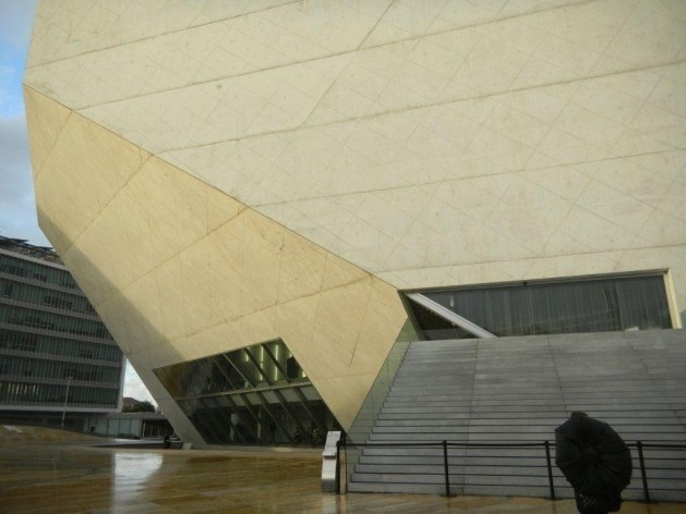 Casa da Música em Porto. Projeto de Rem Koolhaas.<br />Foto Haifa Sabbag 