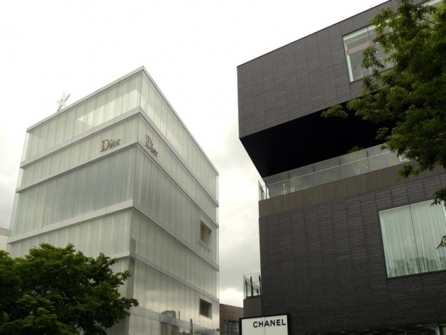 Edifício Dior. Arquiteto Ryue Nishizawa e SANAA / Edifício Gyre. Escritório MVRDV. Rua Omotesando, Bairro de Ginza, Tóquio<br />Foto Flávio Coddou 