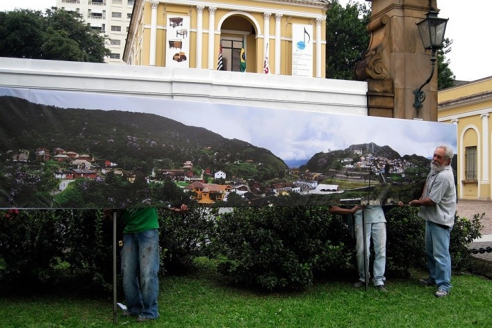 Montagem da exposição “Patrimônio e paisagem”, com fotografias de Victor Hugo Mori, curadoria de Michel Gorski e Abilio Guerra<br />Foto divulgação  [MCB, 2008]
