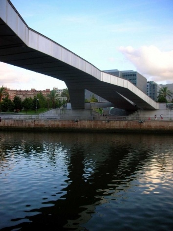 Ponte de pedestres Pedro Arrupe. José Antonio Fernández Ordóñez, 2003<br />Foto Gabriela Celani 