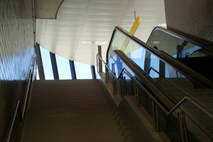 Estação Faria Lima, escadas de acesso ao mezanino<br />Foto Michel Gorski 