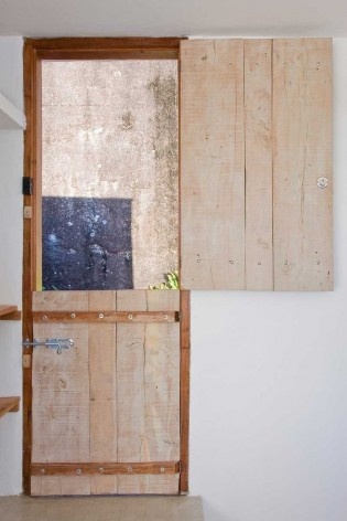 Casa Box, porta do quarto. Alan Chu e Cristiano Kato Arquitetos, menção honrosa categoria profissional/ obras concluídas. Ilhabela, SP, 2008.