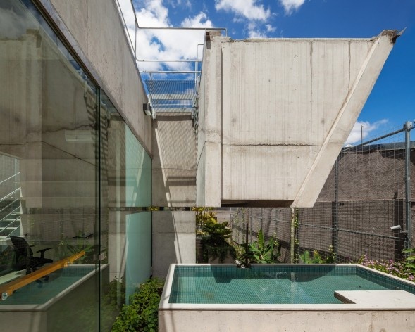 Casa de fim de semana em São Paulo. Arquiteto Angelo Bucci / SPBR<br />Foto Nelson Kon 
