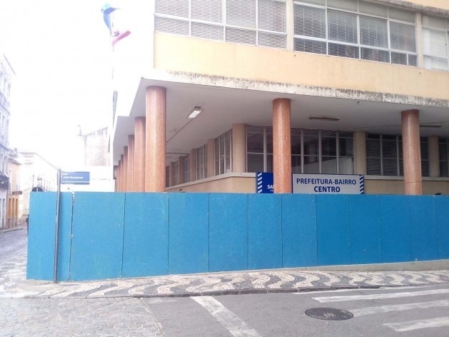 Edifício da prefeitura no Centro Histórico de Salvador, com tapumes de cor azul<br />Foto Volha Yermalayeva Franco 