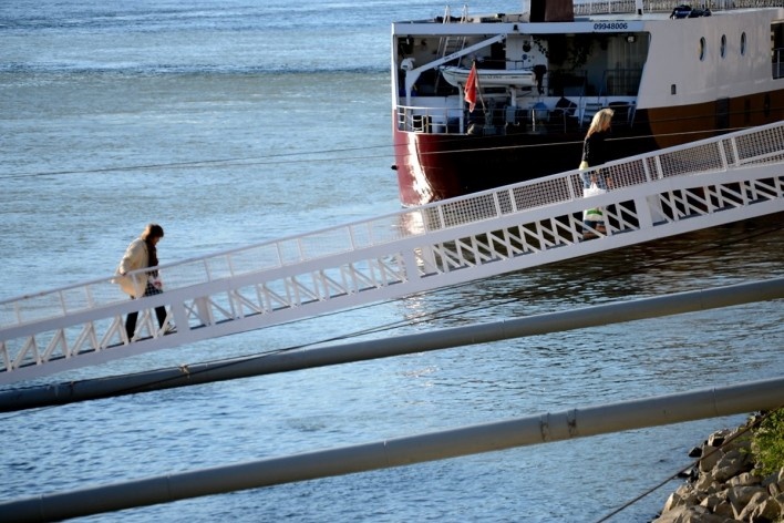 Tourists on the small bridge to access boats on Danube<br />Foto Fabio Jose Martins de Lima 