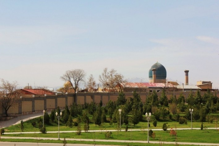 Muros decorados escondendo a cidade antiga, nas proximidades do mausoléu Gur-e-Amir, em Samarkand<br />Foto José Júlio Rodrigues Vieira 