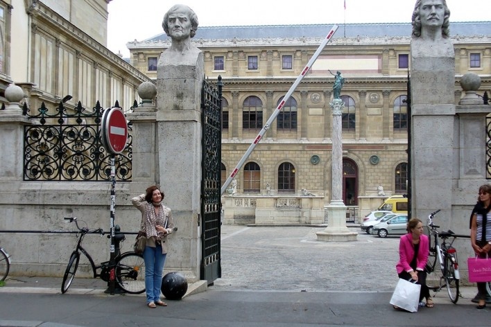 Silvia Palazzi Zakia na entrada da Escola de Belas Artes de Paris<br />Foto divulgação 