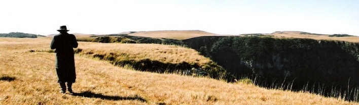 Seu Domingos junto ao cânion do Monte Negro<br />Foto Valdir Zwetsch 