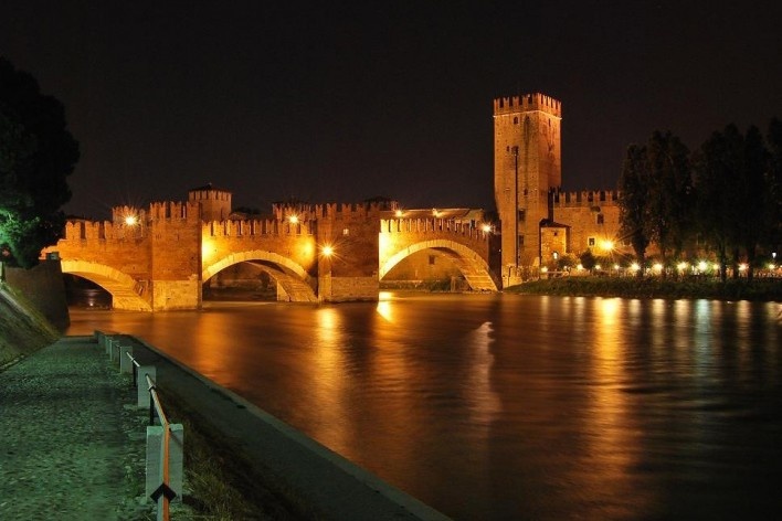 Castelvecchio e Ponte Scaligeri, Verona<br />Foto Fabio Becchelli  [Wikimedia Commons]