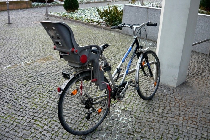Bicicleta com “cadeirinha” para bebê, estacionada em frente ao Museu de Artes Decorativas de Berlim. Berlim, Alemanha, dezembro 2009<br />Foto Francisco Alves 