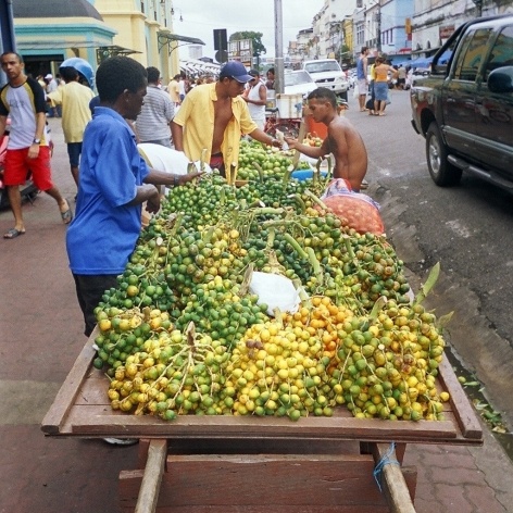 Banca de frutas no Ver-o-Peso, Belém, 2005<br />Foto Angela Moreira 