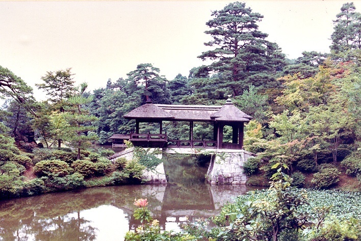 Vila Imperial de Katsura: Chitose-Bashi, ponte entre duas ilhas do lago<br />Foto Maria do Carmo Maciel Di Primio 