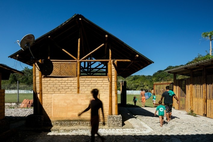 Community Center Camburi, Ubatuba SP Brasil, 2018. CRU! Architects, Sven Mouton, Reintje Jacobs, Britt Christiaense e Jan Detavernier<br />Foto Nelson Kon 