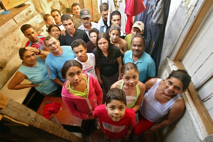 Todos os moradores de um cortiço na Rua Guilherme Maw, no bairro da Luz, São Paulo SP<br />Foto Tuca Vieira 